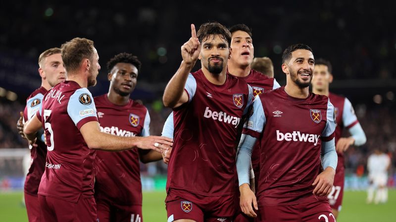 Đội bóng West Ham trong trang phục thi đấu đặc trưng 