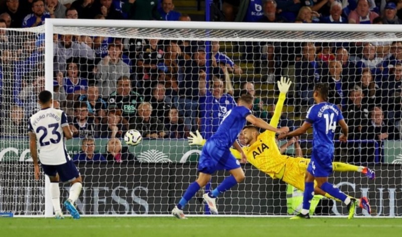 Vardy ghi bàn, gỡ hòa cho Leicester