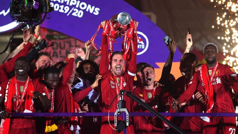 Liverpool nâng cup vô địch Premier League 2019/20