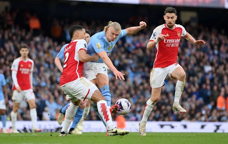 Cuộc rượt đuổi tỷ số đầy căng thẳng giữa Man City và Arsenal