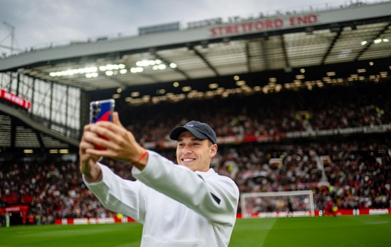 Ugarte phấn khích trên sân Old Trafford